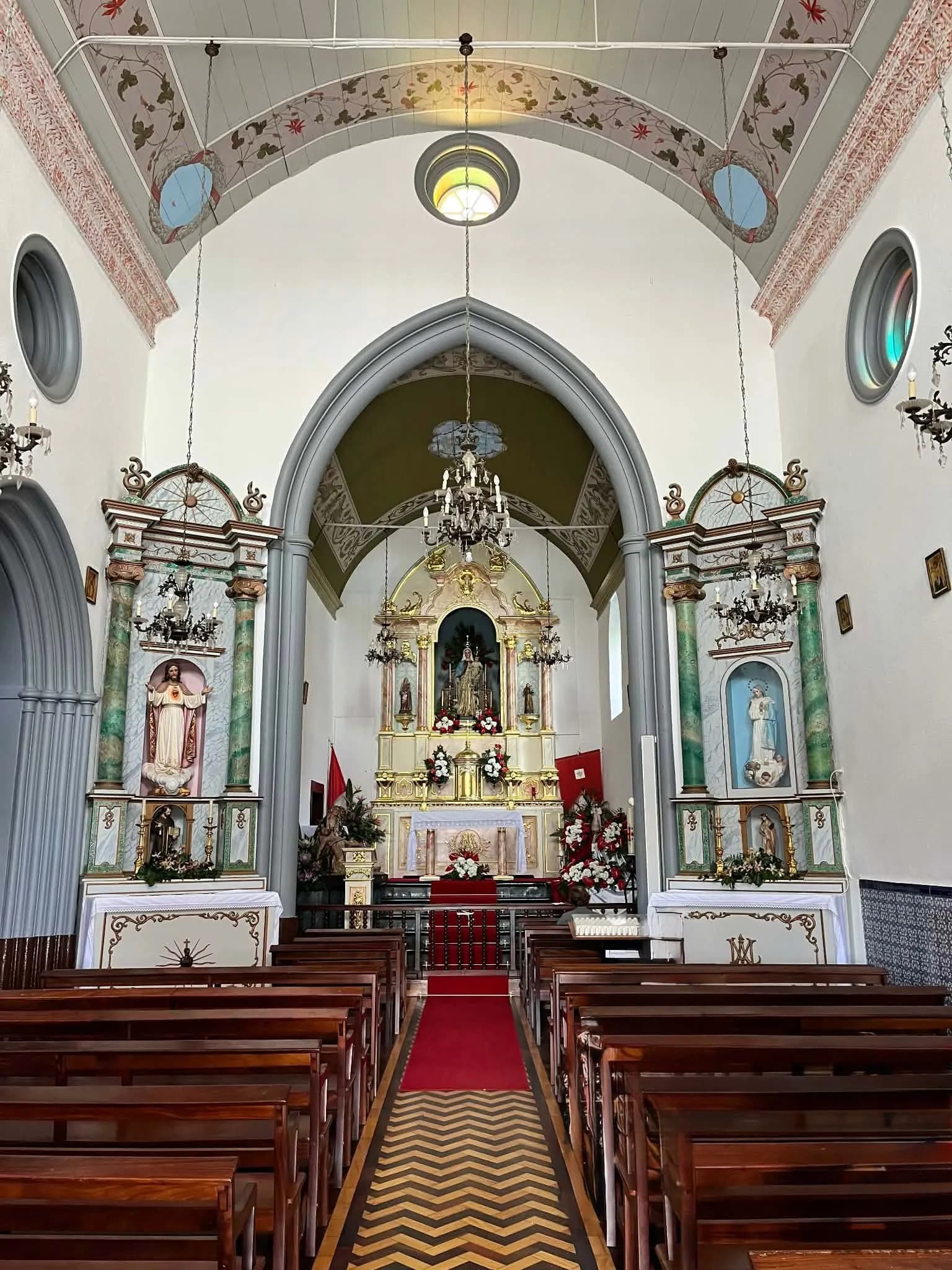 Interior da igreja do Jardim do Mar, com os altares e o corredor central.